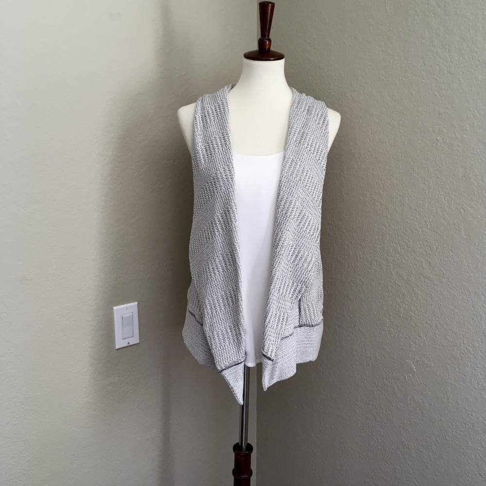 Small ISSI gray blend cover vest BEAUTIFUL!
